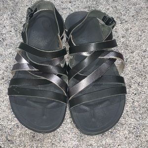 OLUKAI 'Awe 'Awe Women's 8 Dark Shadow & Pewter Strappy Sandals.